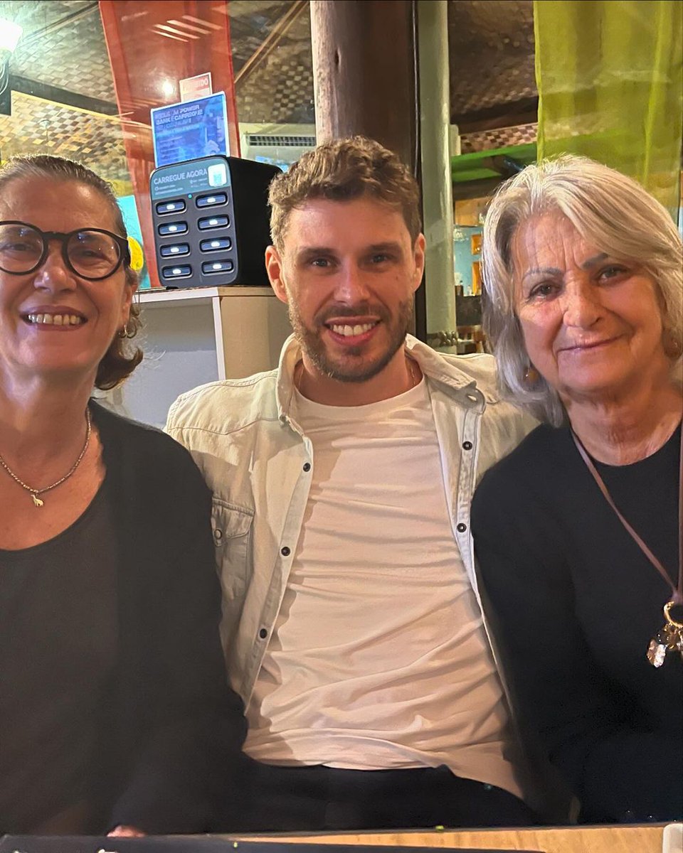 portalbrunor1's tweet photo. 🆕️ | Bruno Rezende (Bruninho) com sua mãe Vera Mossa, na companhia da sua madrinha Eliane Frick e família, na noite de ontem no Rio de Janeiro.

📸  elianefrick via Instagram | Feed https://t.co/AfxJUGjc9N