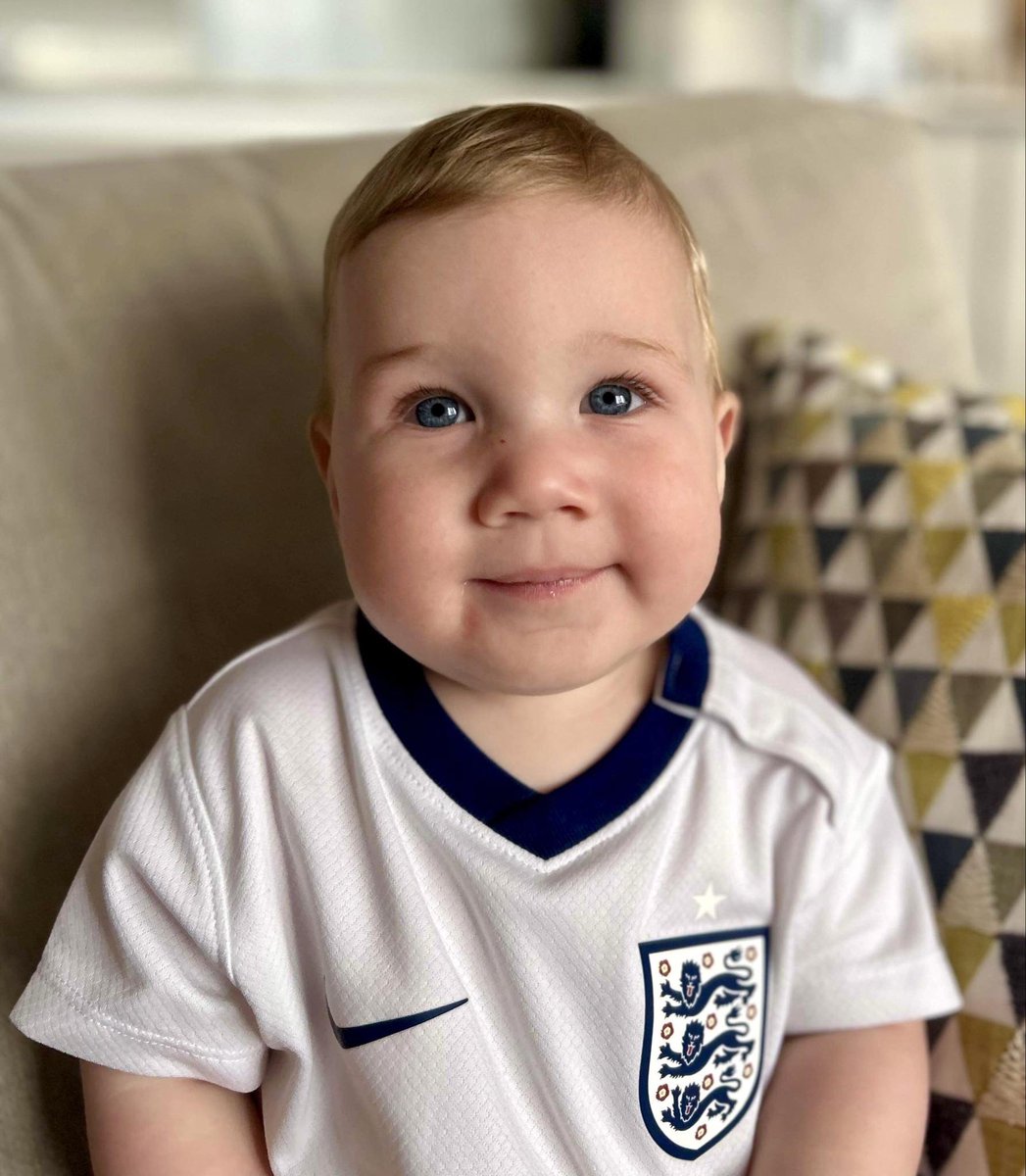 AVanFullOfKarma's tweet photo. Arthur, all ready for it to come home #SSNThreeLions https://t.co/N0reNNzVbi