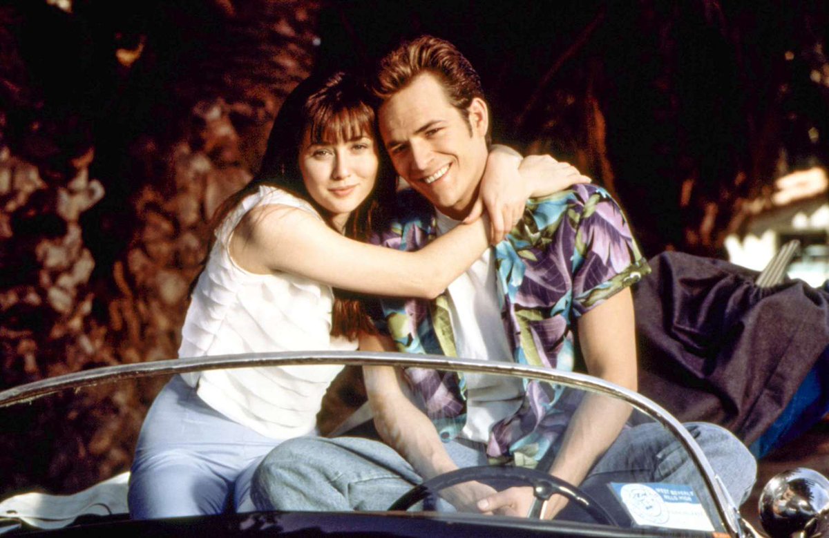 Io debolissima per #ShannenDoherty che decide di omaggiare Luke Perry in Riverdale perché Dylan e Brenda >>
“Lui mi manca oggi, ieri, domani, per sempre. Era un essere silenzioso, sottile ma dinamico. Una persona forte, su cui potevi contare. Non sarà facile vivere senza di lui“