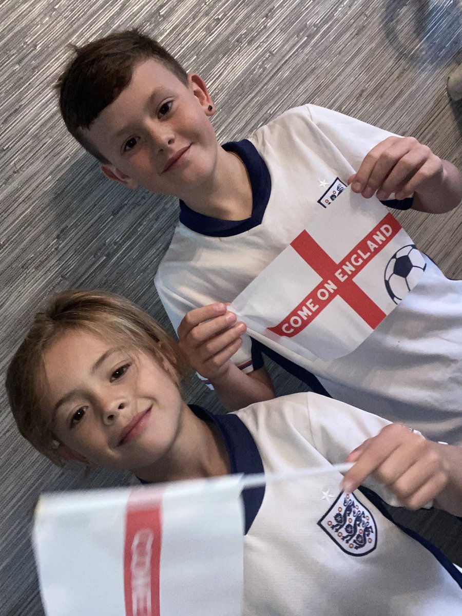 #SSNThreeLions Parker &amp; Preston ready for it 🏴󠁧󠁢󠁥󠁮󠁧󠁿⚽️🏆 #ItsComingHome <a href="/SkySportsNews/">Sky Sports News</a>