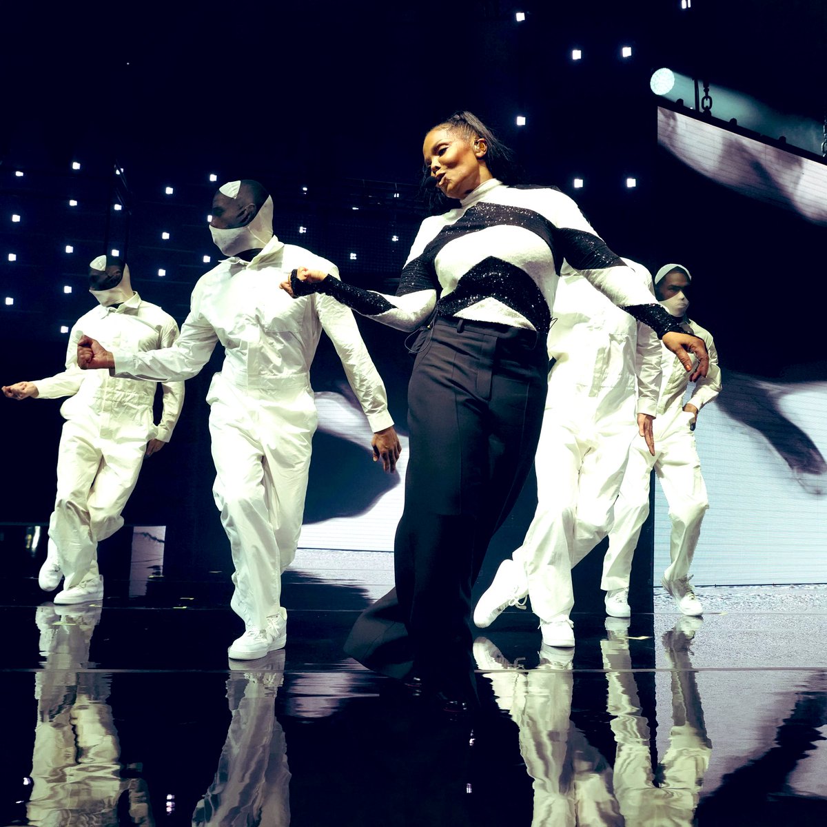 JanetJacksonUK's tweet photo. THE GREATEST of all time. In my opinion no other artist will come close to put on a show like that - 5 decades into their career. @JanetJackson is truly a magnificent performer - and ‘that’ walk makes me weak at the knees. Appreciate our legends whilst we still have them. #janet https://t.co/z0kc7A8Bqf