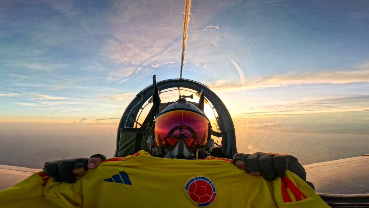 FuerzaAereaCol's tweet photo. Hoy las tripulaciones de la @FuerzaAereaCol vuelan con la camiseta de la @FCFSeleccionCol en su honor y están firmes en la misión de proteger la soberanía y seguridad de la Nación.

#ColombiaPatriaMía
#ProtegemosLaVida
#SiempreFirmes
#AdAstra🚀 
#CopaAmérica2024
#Colombia🇨🇴 https://t.co/zYUP3ZwKtR