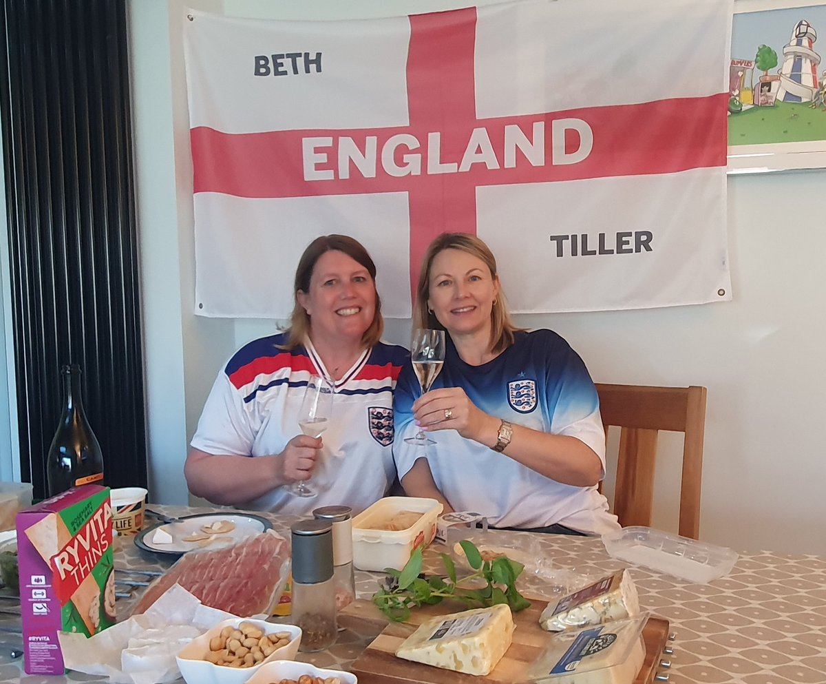 Tills1973's tweet photo. #ssnthreelions Claire and Sue are match ready...with nibbles #comonengland #2-1 🏴󠁧󠁢󠁥󠁮󠁧󠁿🦁🦁🦁 https://t.co/ZPxyoIsHIe