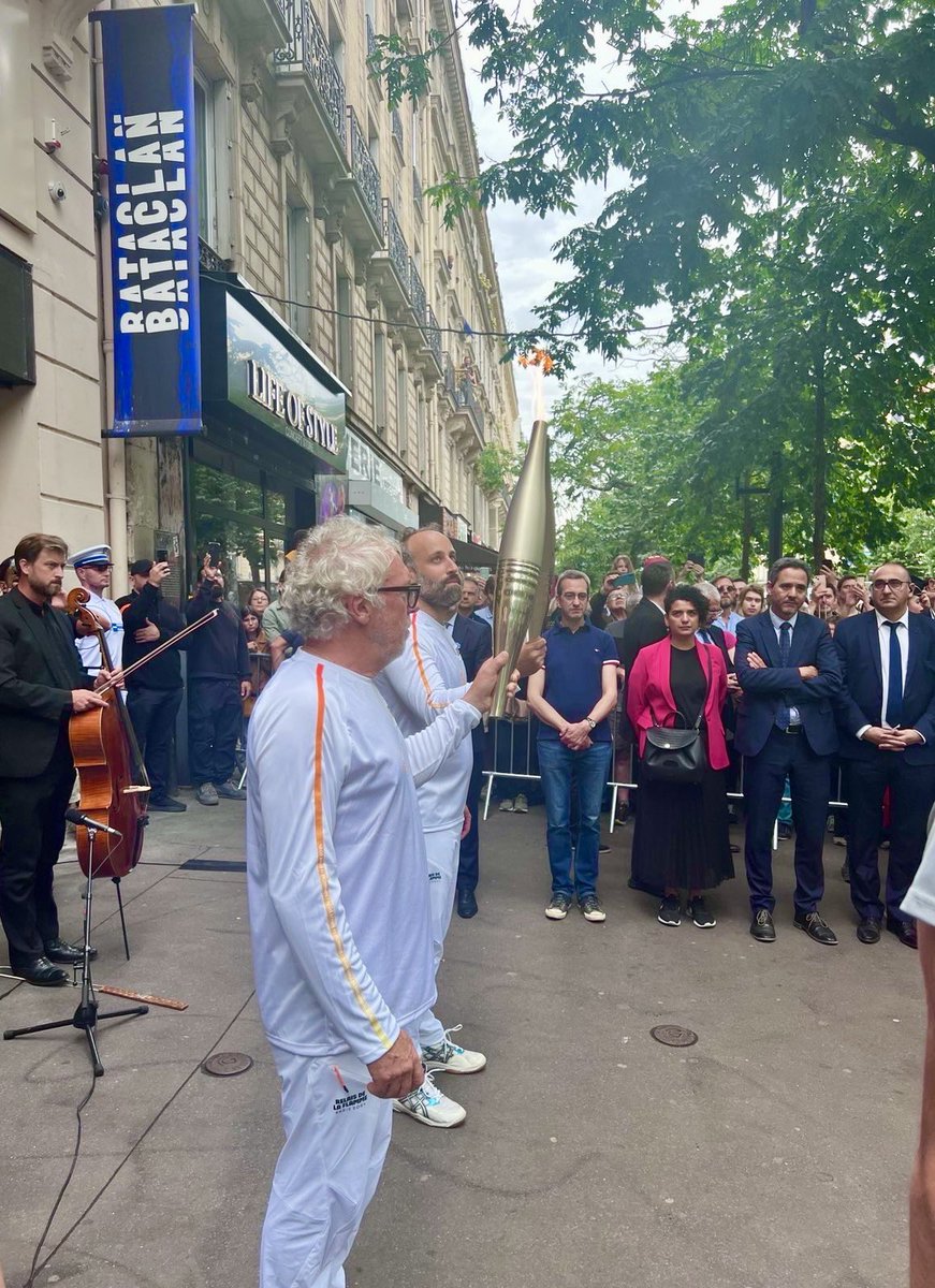 nicolas_nordman's tweet photo. #Paris2024 | La flamme olympique s’est arrêtée quelques minutes devant le Bataclan 🔥

Un moment important pour se souvenir, se réunir en mémoire des victimes des attentats du 13 novembre 2015 et de toutes les victimes du terrorisme partout dans le monde

#ParisSeSouvient https://t.co/P61ll9EPiN