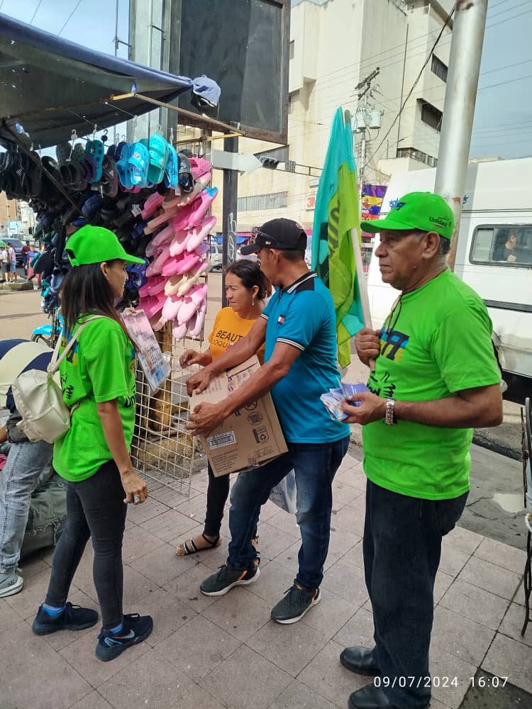 LaCausaRAnzoate's tweet photo. ¡Desde Puerto La Cruz!
Parte del equipo de La Causa R Anzoátegui se fue hasta el centro de Puerto La Cruz para incentivar a nuestro pueblo a votar.
-14 días para que recuperemos de democracia en nuestro país. 🙏🏻🇻🇪
#Hastaelfinal #LaCausaesVenezuela #LCRanz #28dejulio https://t.co/OgdEhVvu0A