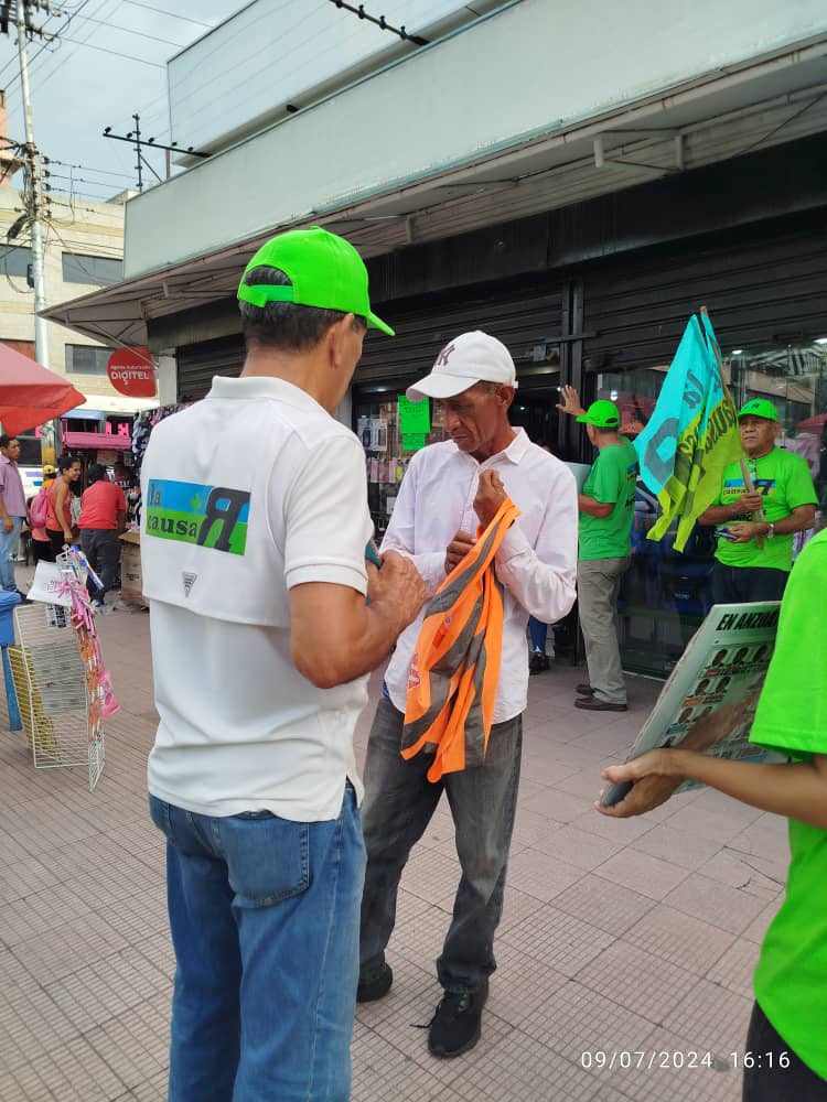 LaCausaRAnzoate's tweet photo. ¡Desde Puerto La Cruz!
Parte del equipo de La Causa R Anzoátegui se fue hasta el centro de Puerto La Cruz para incentivar a nuestro pueblo a votar.
-14 días para que recuperemos de democracia en nuestro país. 🙏🏻🇻🇪
#Hastaelfinal #LaCausaesVenezuela #LCRanz #28dejulio https://t.co/OgdEhVvu0A