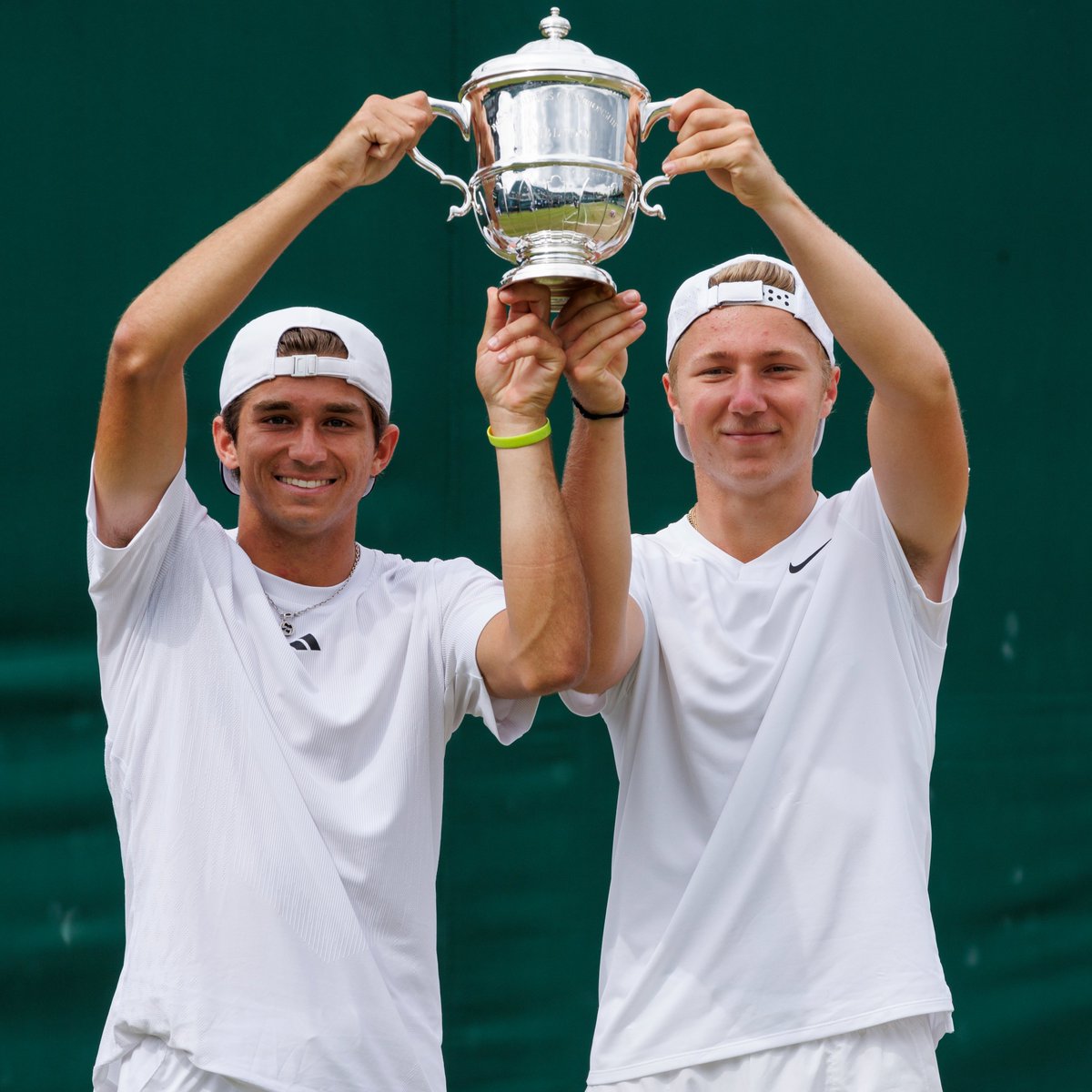 Presenting the 2024 #Wimbledon Boys' Doubles champions, Alexander Razeghi and Max Schoenhaus 👏🏆

The USA-German duo defeated Czech pair Jan Klimas and Jan Kumstat 7-6(1), 6-4 to claim the silverware!
