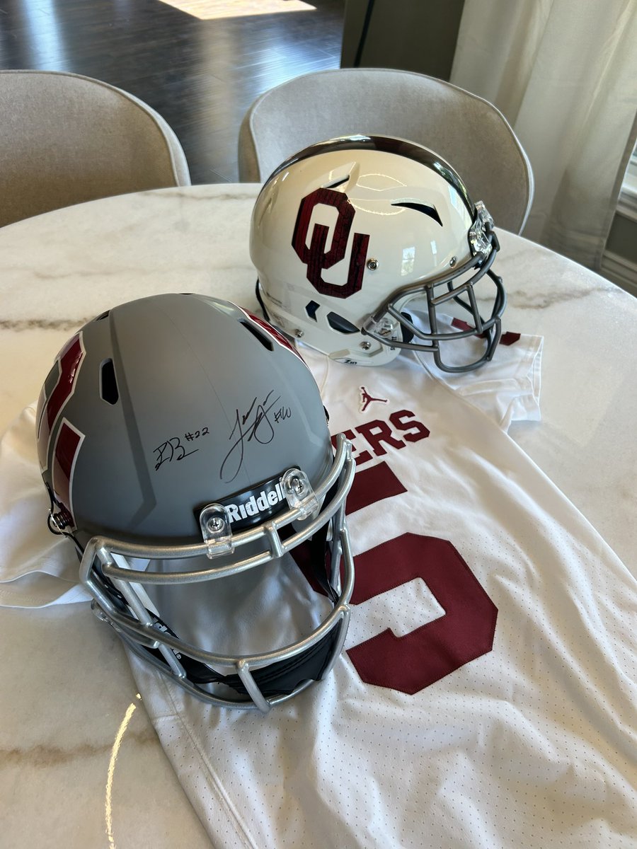 Sooners Insider (@soonersinsider) on Twitter photo 🚨 AUG 1 GIVEAWAY 🚨
Here is your chance for a second entry in the giveaway for the unity helmet signed by 5 ⭐️ QB Jackson Arnold and 5 ⭐️ S Peyton Bowen.
TO ENTER:
- have to be following <a href="/thesoonerzone/">T͟h͟e͟S͟o͟o͟n͟e͟r͟Z͟o͟n͟e</a>
- have to be following <a href="/SoonersInsider/">Sooners Insider</a>
- RETWEET this post ♻️ 🚨 AUG 1 GIVEAWAY 🚨
Here is your chance for a second entry in the giveaway for the unity helmet signed by 5 ⭐️ QB Jackson Arnold and 5 ⭐️ S Peyton Bowen.
TO ENTER:
- have to be following <a href="/thesoonerzone/">T͟h͟e͟S͟o͟o͟n͟e͟r͟Z͟o͟n͟e</a>
- have to be following <a href="/SoonersInsider/">Sooners Insider</a>
- RETWEET this post ♻️