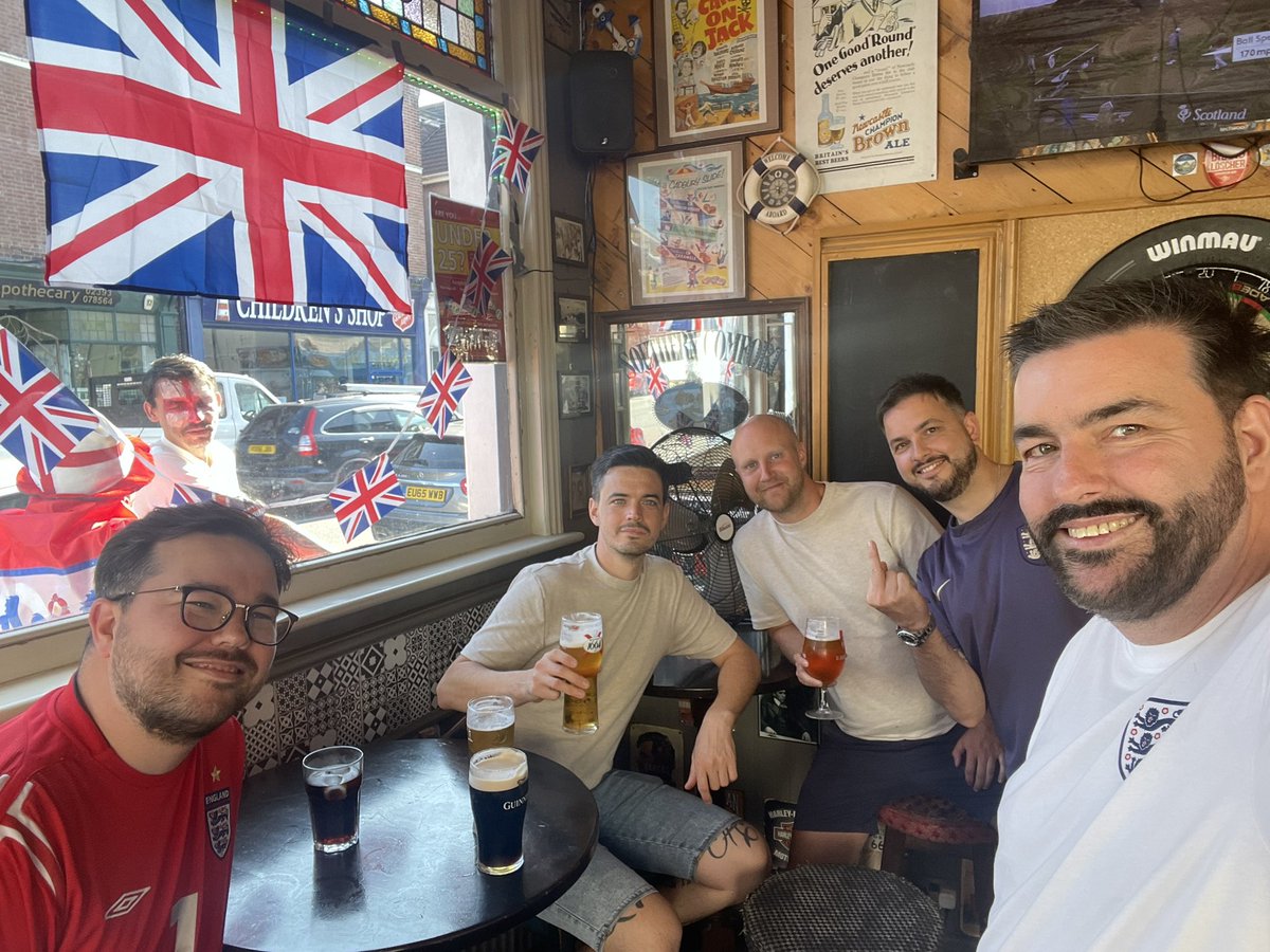 si_stanhope's tweet photo. #SSNTHREELIONS  waiting for the final in the Duke of Devonshire, Southsea. Come On England 🏴󠁧󠁢󠁥󠁮󠁧󠁿 https://t.co/14WKGrzl2h