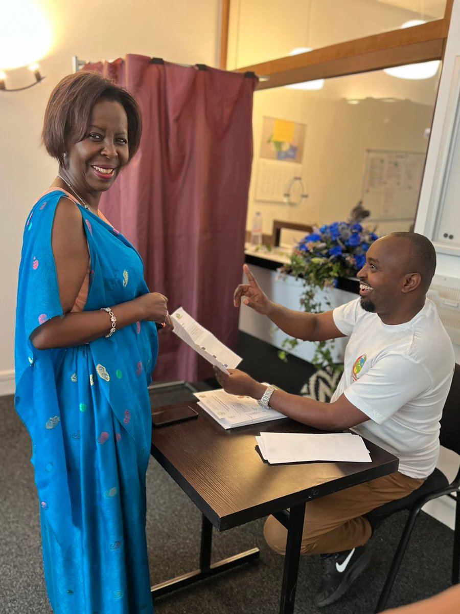 Abachou, hobee cyane! Mu mahanga rero twatoye déjà depuis... twababanjirije! Rero uburenganzira n'inshingano zacu tujye tuzifata nk'amahirwe. Naho aba contre-succès bo ni ka petit problème gérable, gusa ntabwo babimenye! Dutahe cyane rero!