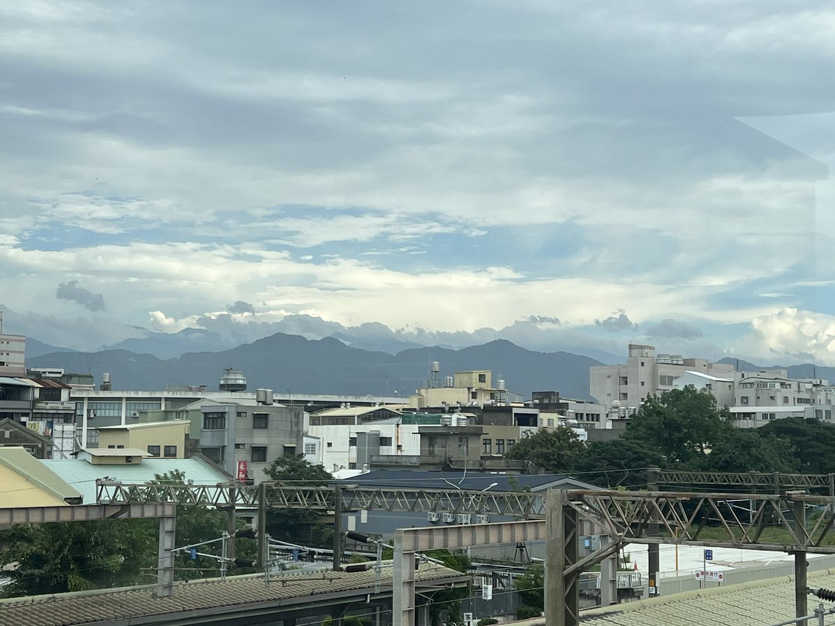 豪好笑，剛一個瞬間突然很清醒
就是想太多才會忍不住又焦慮，一焦慮就又繼續想更多、擔心更多。

如果真心對待過的人，其實心裡有著對我的盤算或不值得信任的想法，我也認命了👍🏻

實在太疲憊，我就是不會看人ㄉ笨蛋🤣

想通之後輕鬆好多，晚安💤！