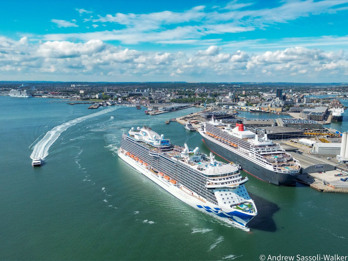 Andrew_SW's tweet photo. #cruise #royalty in #southampton - a #queen &amp; a #princess

@cunardline #queenmary2 &amp; @PrincessCruises #regalprincess on a glorious summer Sunday at #thegatewaytotheworld - with @RedFunnelFerry #redjet6 heading to the #isleofwight https://t.co/6wnghlX5mj