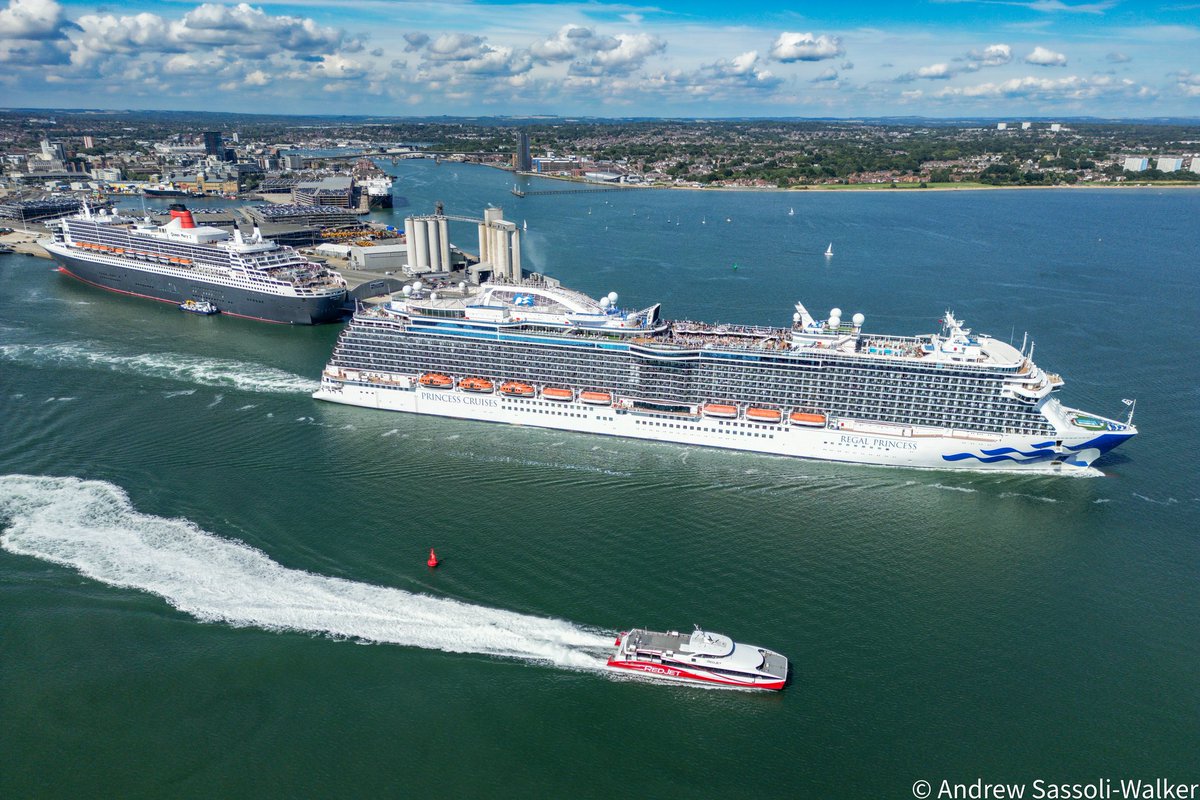 Andrew_SW's tweet photo. #cruise #royalty in #southampton - a #queen &amp; a #princess

@cunardline #queenmary2 &amp; @PrincessCruises #regalprincess on a glorious summer Sunday at #thegatewaytotheworld - with @RedFunnelFerry #redjet6 heading to the #isleofwight https://t.co/6wnghlX5mj