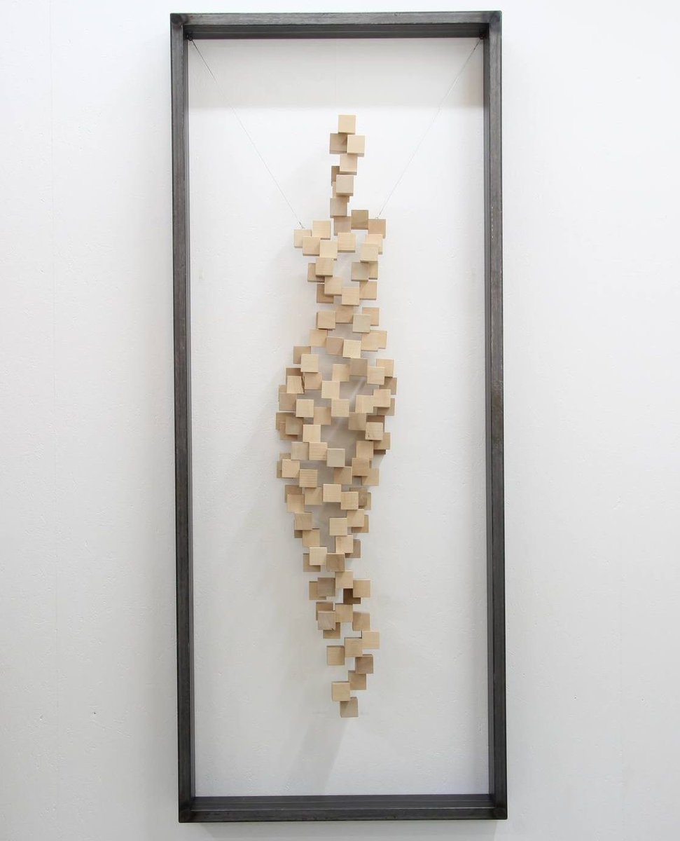 Manfred Hellweger creates figurative #sculptures that evoke a sense of vertical dissolution, symbolising the perpetual change of our time. 

🔗 shorturl.at/3jQD8

#kinaesthesia #artinmotion #onlineexhibition #RiseArt