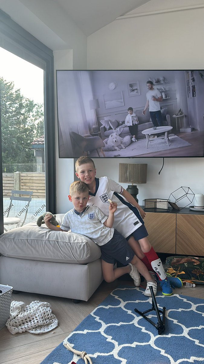 thut1991's tweet photo. #SSNThreeLions  Jacob and Rory 2-1 England https://t.co/kEBi1b7yhi