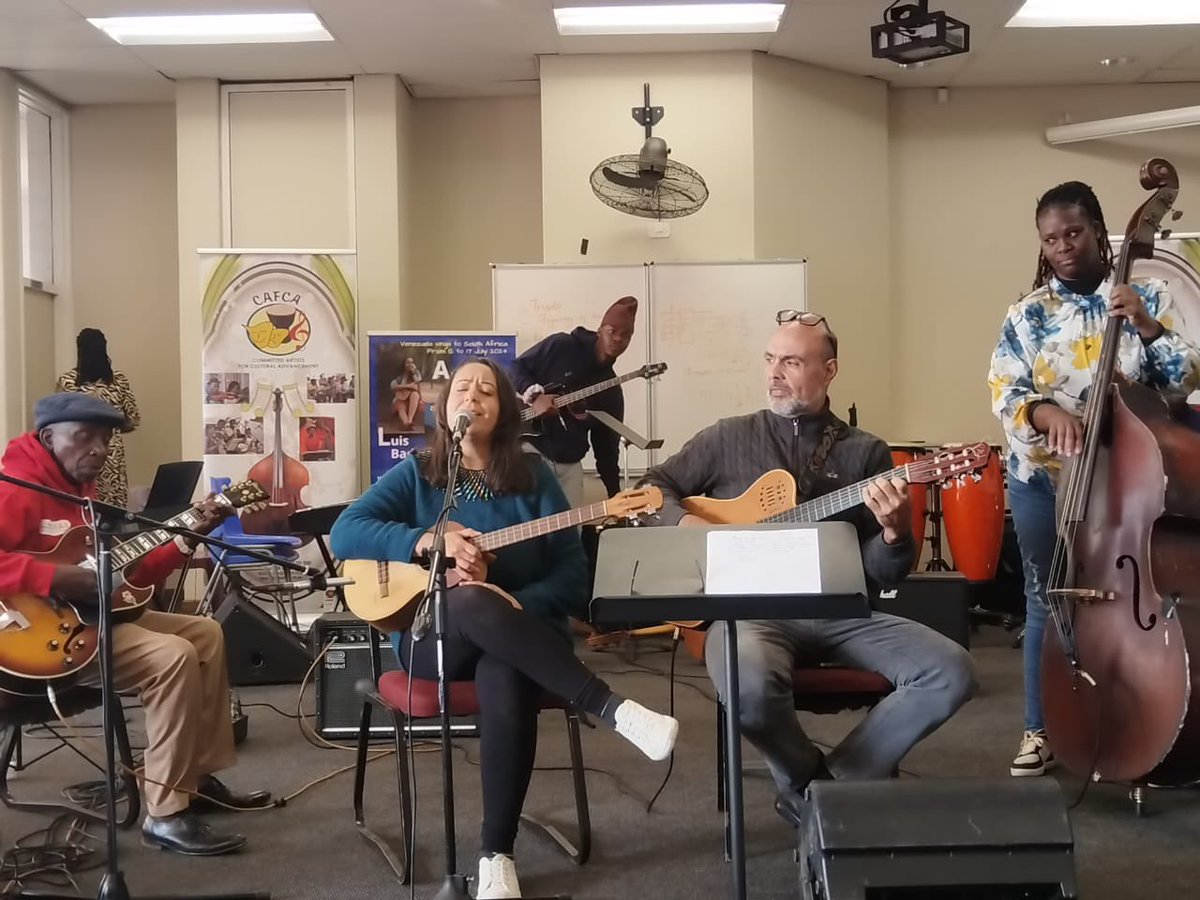 EmbaVESudafrica's tweet photo. Thanks to our friends of #CAFCA whit whom we share beautiful moments in company of @amarantacanta y @Badaracocantor
Great job! South Africa & Venezuela united in culture.
@CancilleriaVE @SportArtsCultur
@elsistema https://t.co/qumNoGlal8