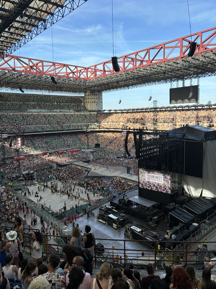 nicfranswift's tweet photo. Took a wrong turn on my road trip and accidentally ended up back here whoops 🤗 https://t.co/thSCJ5FMX3