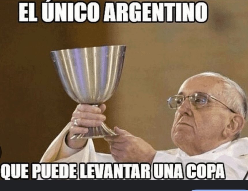 El único argentino que levantará una copa este domingo. Nuestro Papa