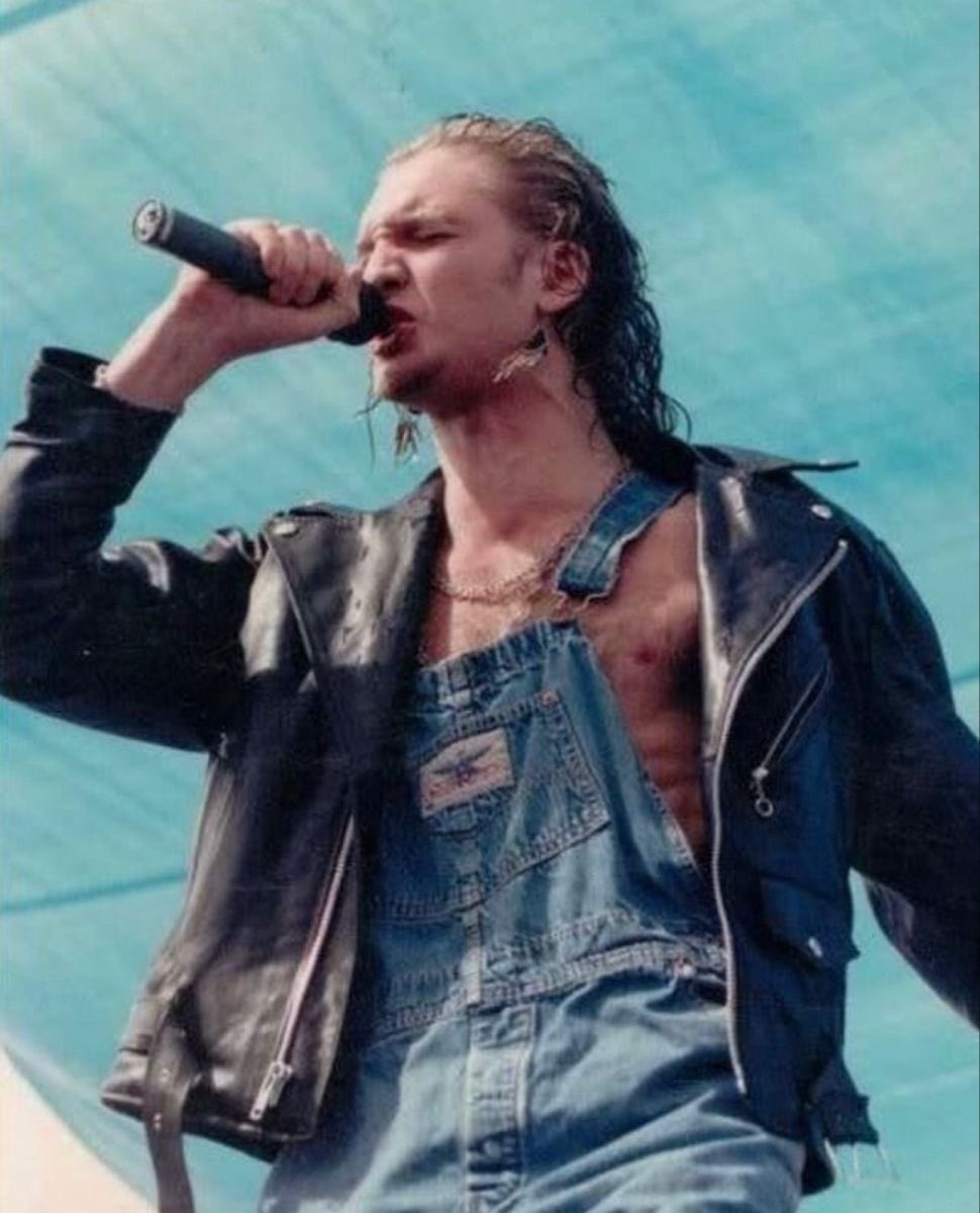 laynesdaily's tweet photo. layne staley and mike starr in 1989🩵 https://t.co/uY1xuIH8Zs