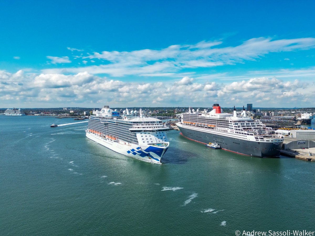 Andrew_SW's tweet photo. #cruise #royalty in #southampton - a #queen &amp; a #princess

@cunardline #queenmary2 &amp; @PrincessCruises #regalprincess on a glorious summer Sunday at #thegatewaytotheworld - with @RedFunnelFerry #redjet6 heading to the #isleofwight https://t.co/6wnghlX5mj
