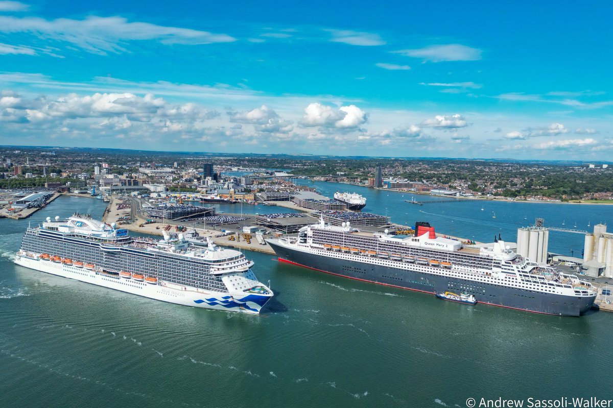 Andrew_SW's tweet photo. #cruise #royalty in #southampton - a #queen &amp; a #princess

@cunardline #queenmary2 &amp; @PrincessCruises #regalprincess on a glorious summer Sunday at #thegatewaytotheworld - with @RedFunnelFerry #redjet6 heading to the #isleofwight https://t.co/6wnghlX5mj