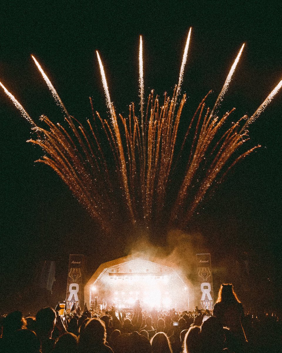 Wow. @2000trees_festival that was one of our favourite festival performances ever. We’d heard from so many people what a special festival it is, and getting to headline was a huge honour. Thx so much for having us, and for treating us so well! Till next time ❤️
📸: <a href="/murrydeaves/">Murry Deaves</a>