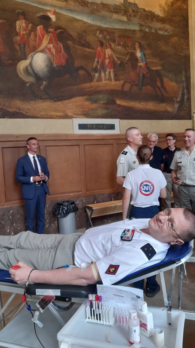 A l'occasion du 14 juillet, après le défilé, le <a href="/CEMA_FR/">Chef d'état-major des armées</a> est venu rendre visite aux organisateurs du don du sang au profit du Service de santé des armées.
Cela se passe en salle Turenne au <a href="/MuseeArmee/">Musée de l'Armée</a> !