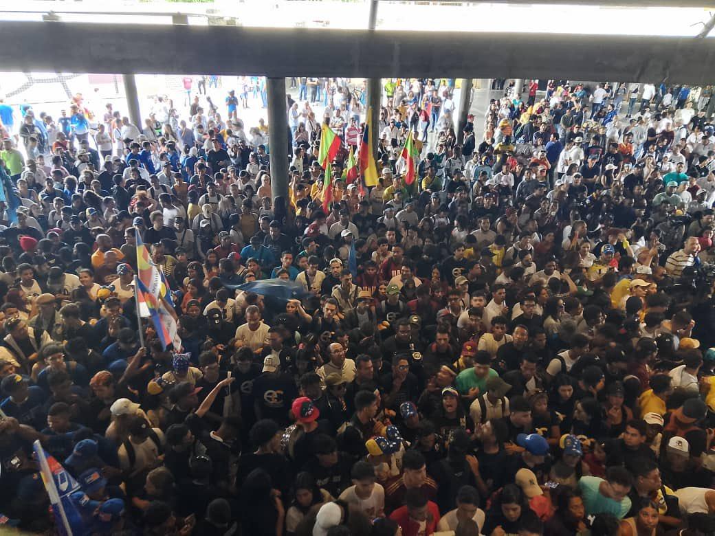 PieroMaroun's tweet photo. La juventud es luz de esperanza, la misma que hoy vence las sombras desde La UCV. Junto a @EdmundoGU, @MariaCorinaYA y cientos de jóvenes decididos al cambio, decimos presente por nuestro país y por el futuro de toda la juventud venezolana. https://t.co/VME2U40XKZ