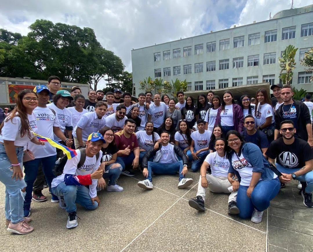 PieroMaroun's tweet photo. La juventud es luz de esperanza, la misma que hoy vence las sombras desde La UCV. Junto a @EdmundoGU, @MariaCorinaYA y cientos de jóvenes decididos al cambio, decimos presente por nuestro país y por el futuro de toda la juventud venezolana. https://t.co/VME2U40XKZ