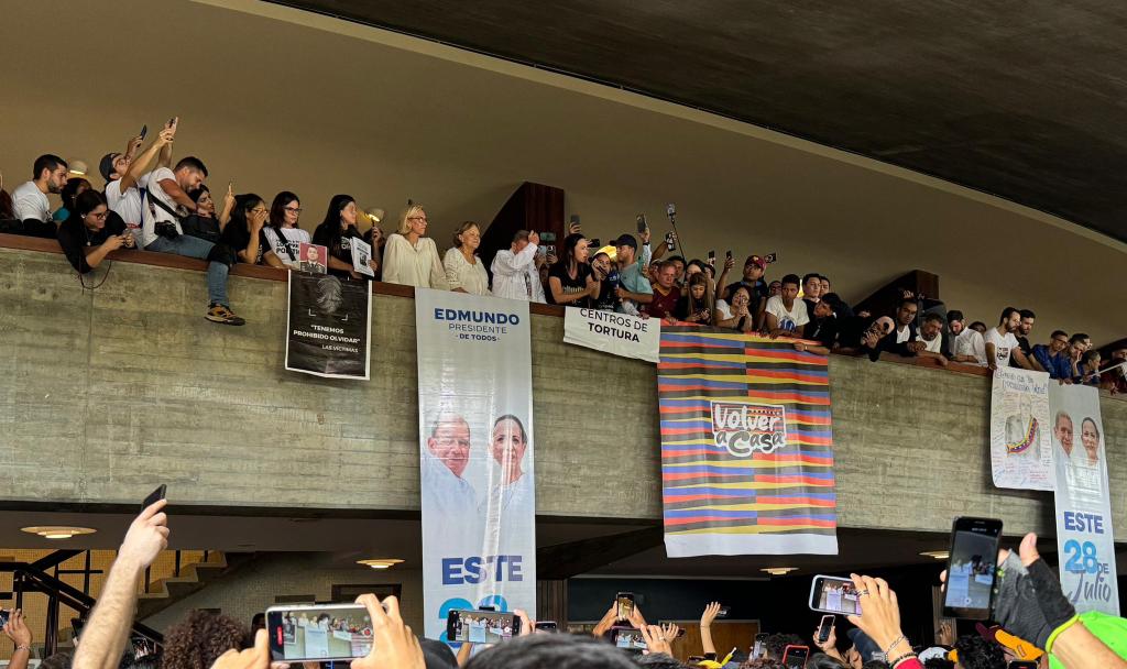 PieroMaroun's tweet photo. La juventud es luz de esperanza, la misma que hoy vence las sombras desde La UCV. Junto a @EdmundoGU, @MariaCorinaYA y cientos de jóvenes decididos al cambio, decimos presente por nuestro país y por el futuro de toda la juventud venezolana. https://t.co/VME2U40XKZ