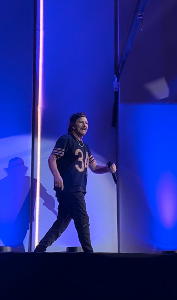 I had the most amazing time, last night! Pearl Jam will always put on an incredible show. I love them so much. So grateful 🤍