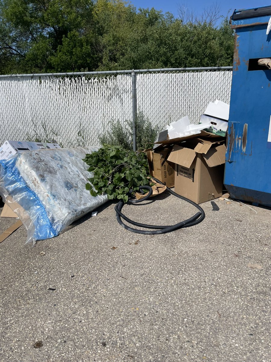 ryaconda's tweet photo. @ScottGillingham this city ♻️ recycling program is a joke. One spot for St James to go to and always overflows. Yes I could drive to an other one but why. There should be more locations across one area then one. Only thing being promoted here is throwing it in the garbage!!! https://t.co/NTcpJjcnC8