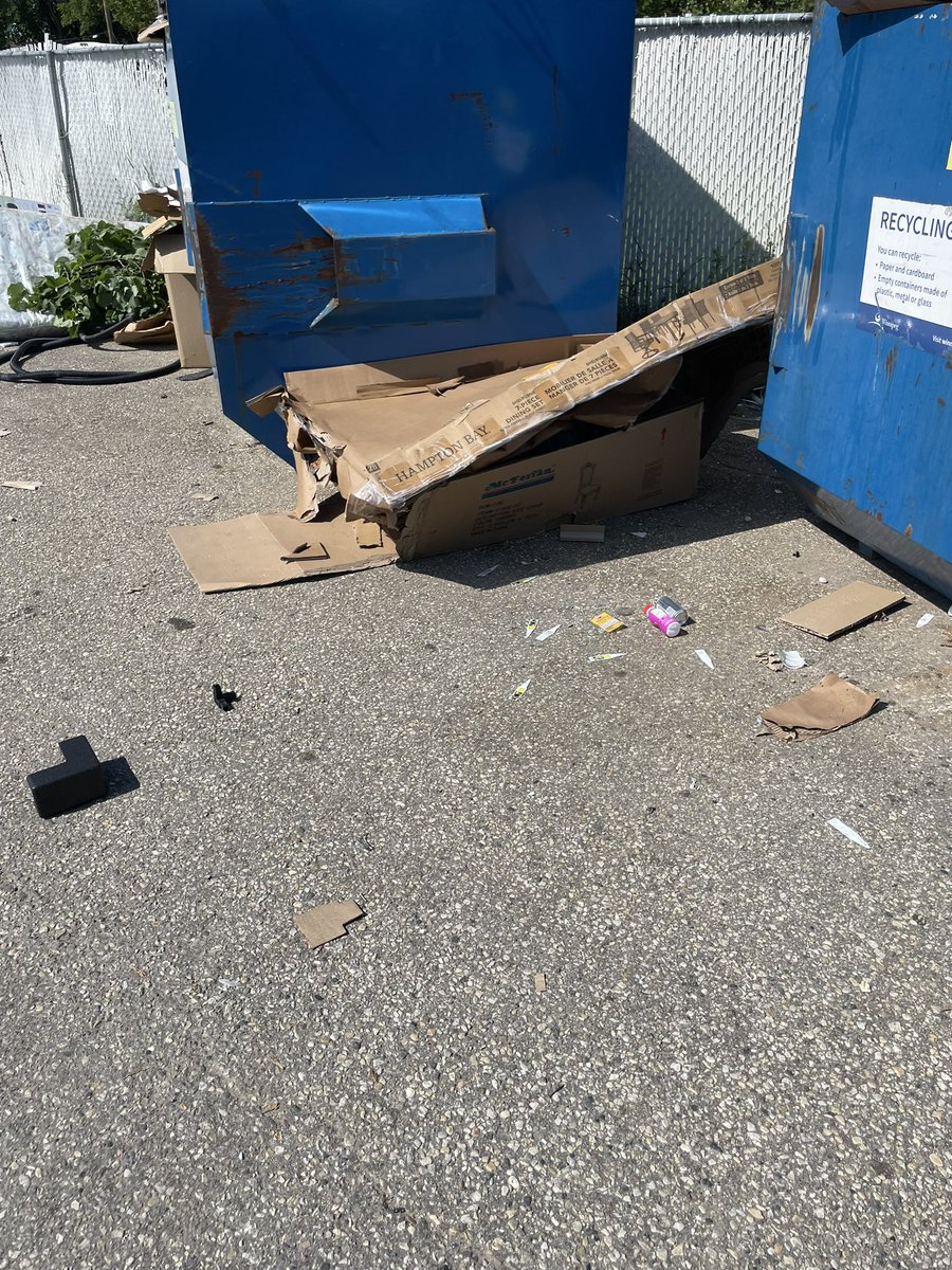 ryaconda's tweet photo. @ScottGillingham this city ♻️ recycling program is a joke. One spot for St James to go to and always overflows. Yes I could drive to an other one but why. There should be more locations across one area then one. Only thing being promoted here is throwing it in the garbage!!! https://t.co/NTcpJjcnC8