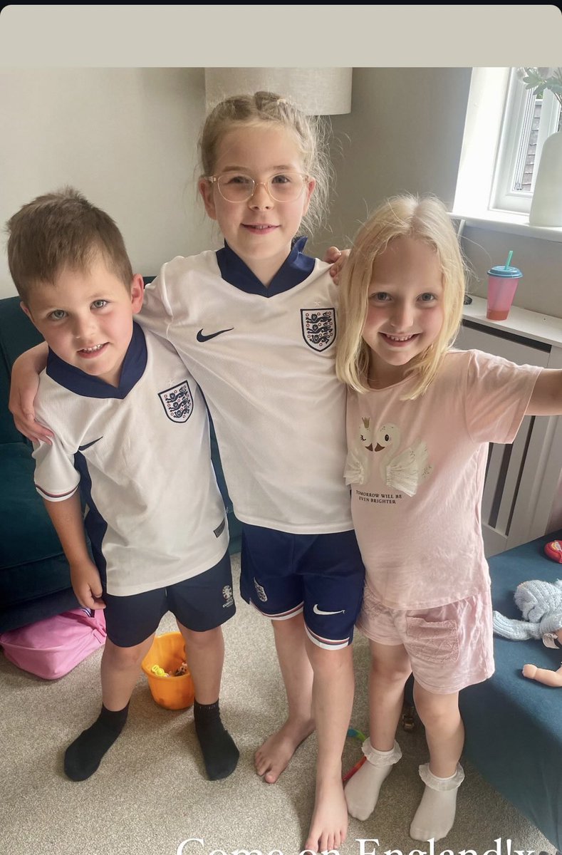 JFFTUK's tweet photo. Scarlett, Hallie &amp; Bertie #SSNThreeLions https://t.co/nhOIN3pEEA