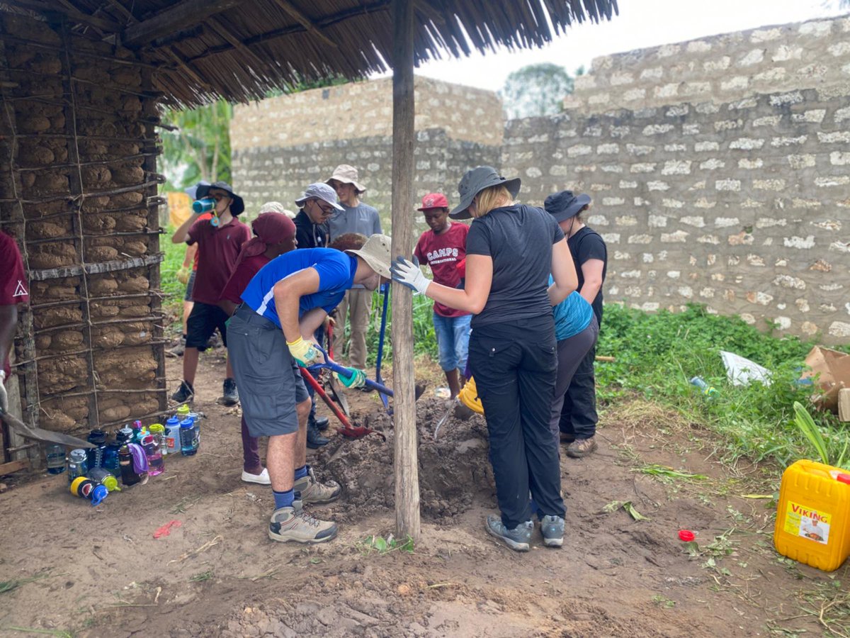 campkenya's tweet photo. #TeamKasa have arrived in Kenya! 🇰🇪 They have been working hard in #CampMuhaka on their first project day, working on building Mama's house in the local community 🌟 They all worked exceptionally hard and pulled together to get the work done. Well done team! 🙌🏼 @campsint https://t.co/Elo6XtZA8B