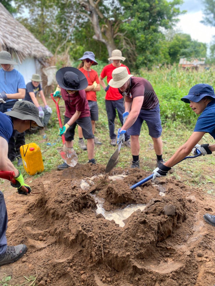 #TeamKasa have arrived in Kenya! 🇰🇪 They have been working hard in #CampMuhaka on their first project day, working on building Mama's house in the local community 🌟 They all worked exceptionally hard and pulled together to get the work done. Well done team! 🙌🏼 @campsint