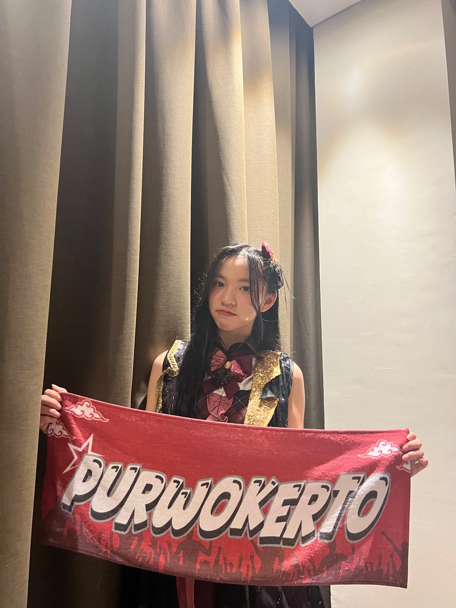 Aralie_JKT48's tweet photo. TERIMA KASIH FLAME FEST &amp; PURWOKERTO, ini kali keduanya aku offair 🥹 senang sekali bisa bertemu kakak kakak disiniii 🤩 sangat seru juga dengan antusias selama offair berlangsung, semoga di lain kesempatan aku bisa menampilkan yang lebih baik lagi yyaa 💗 
foto lain menyusul 🫠 https://t.co/lKRCFiG3KZ