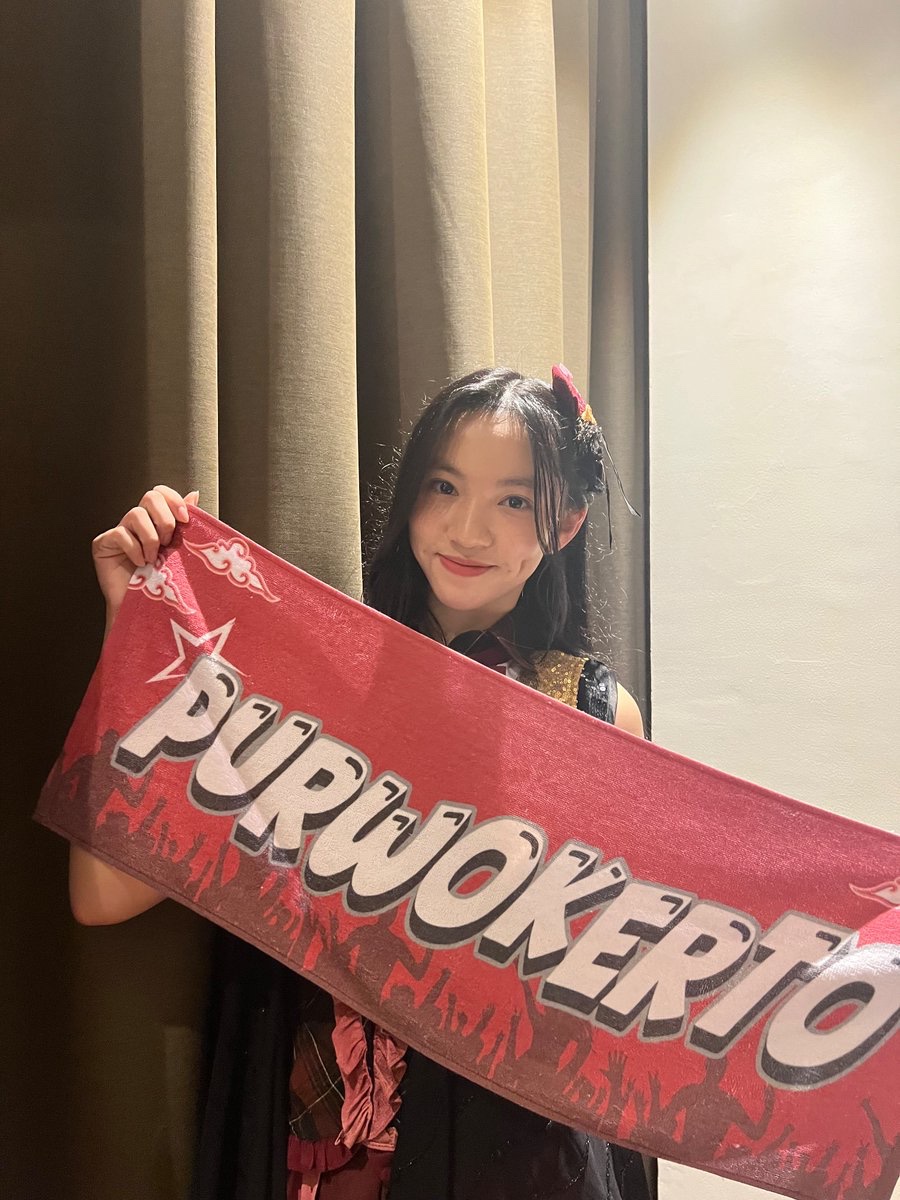 Aralie_JKT48's tweet photo. TERIMA KASIH FLAME FEST &amp; PURWOKERTO, ini kali keduanya aku offair 🥹 senang sekali bisa bertemu kakak kakak disiniii 🤩 sangat seru juga dengan antusias selama offair berlangsung, semoga di lain kesempatan aku bisa menampilkan yang lebih baik lagi yyaa 💗 
foto lain menyusul 🫠 https://t.co/lKRCFiG3KZ
