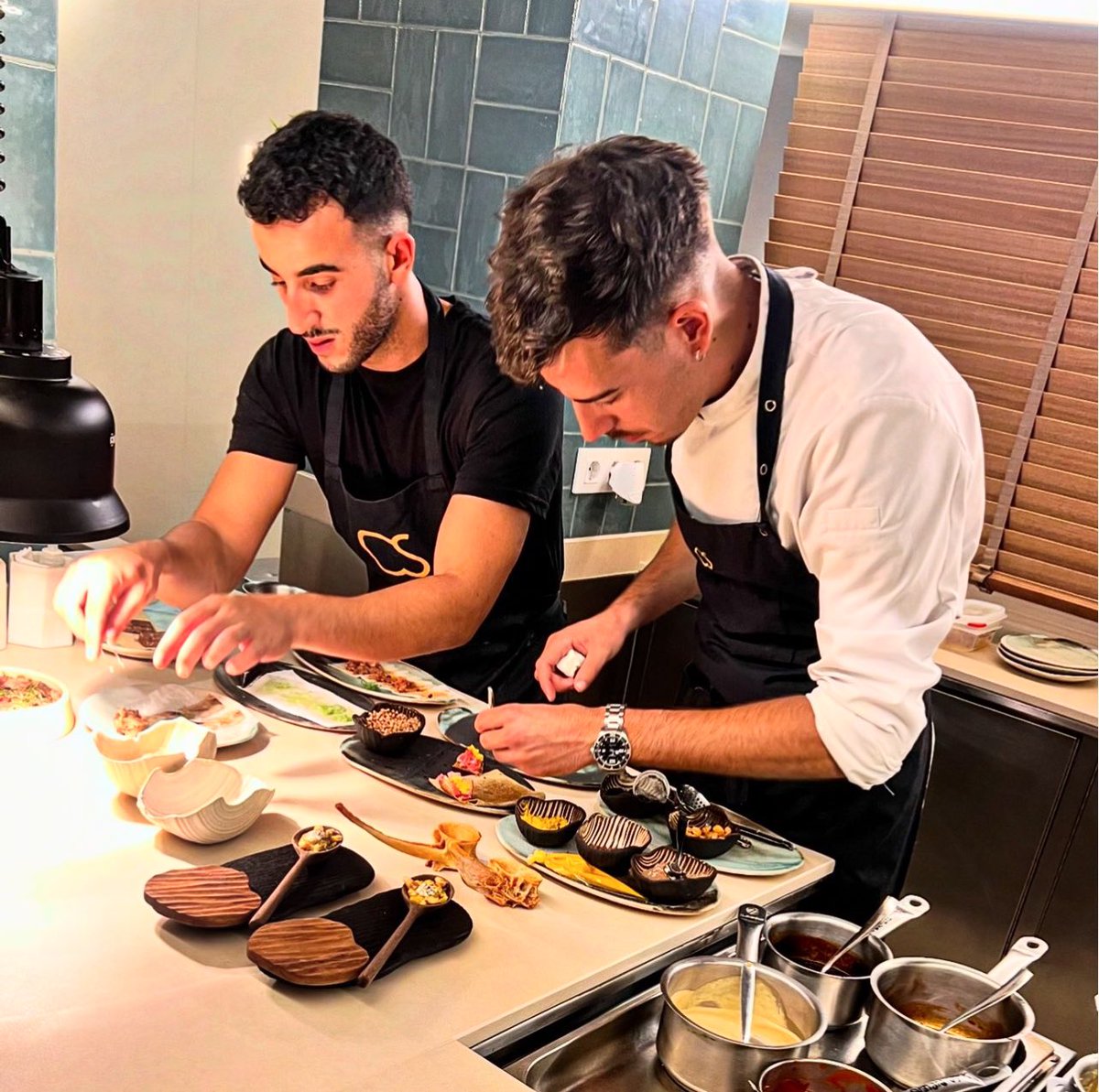lsuarezdelezo's tweet photo. El restaurante gastronómico #SolPost, en el Hotel Cala Saona, tiene mucho recorrido y futuro. Un cocinero salvadoreño y otro catalán, combinan ambas cocinas y tradiciones con el producto local de la isla.

Bien por el trabajo de Joan Costa, dirigiendo a Mauro Rivas y Armand Vidal https://t.co/1vzkaO4McR