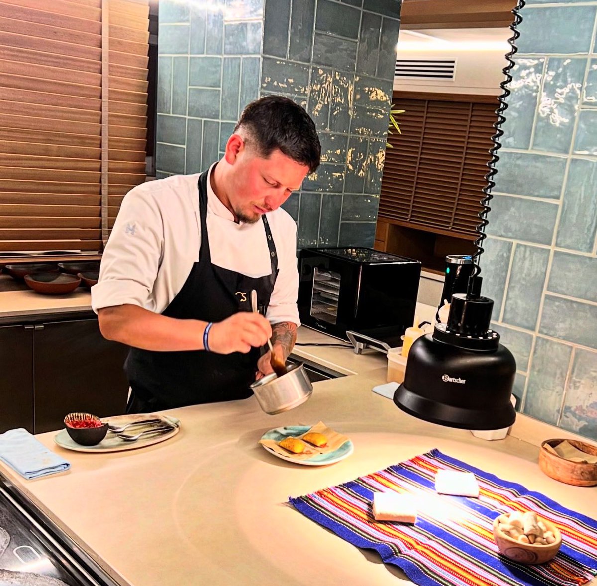 lsuarezdelezo's tweet photo. El restaurante gastronómico #SolPost, en el Hotel Cala Saona, tiene mucho recorrido y futuro. Un cocinero salvadoreño y otro catalán, combinan ambas cocinas y tradiciones con el producto local de la isla.

Bien por el trabajo de Joan Costa, dirigiendo a Mauro Rivas y Armand Vidal https://t.co/1vzkaO4McR