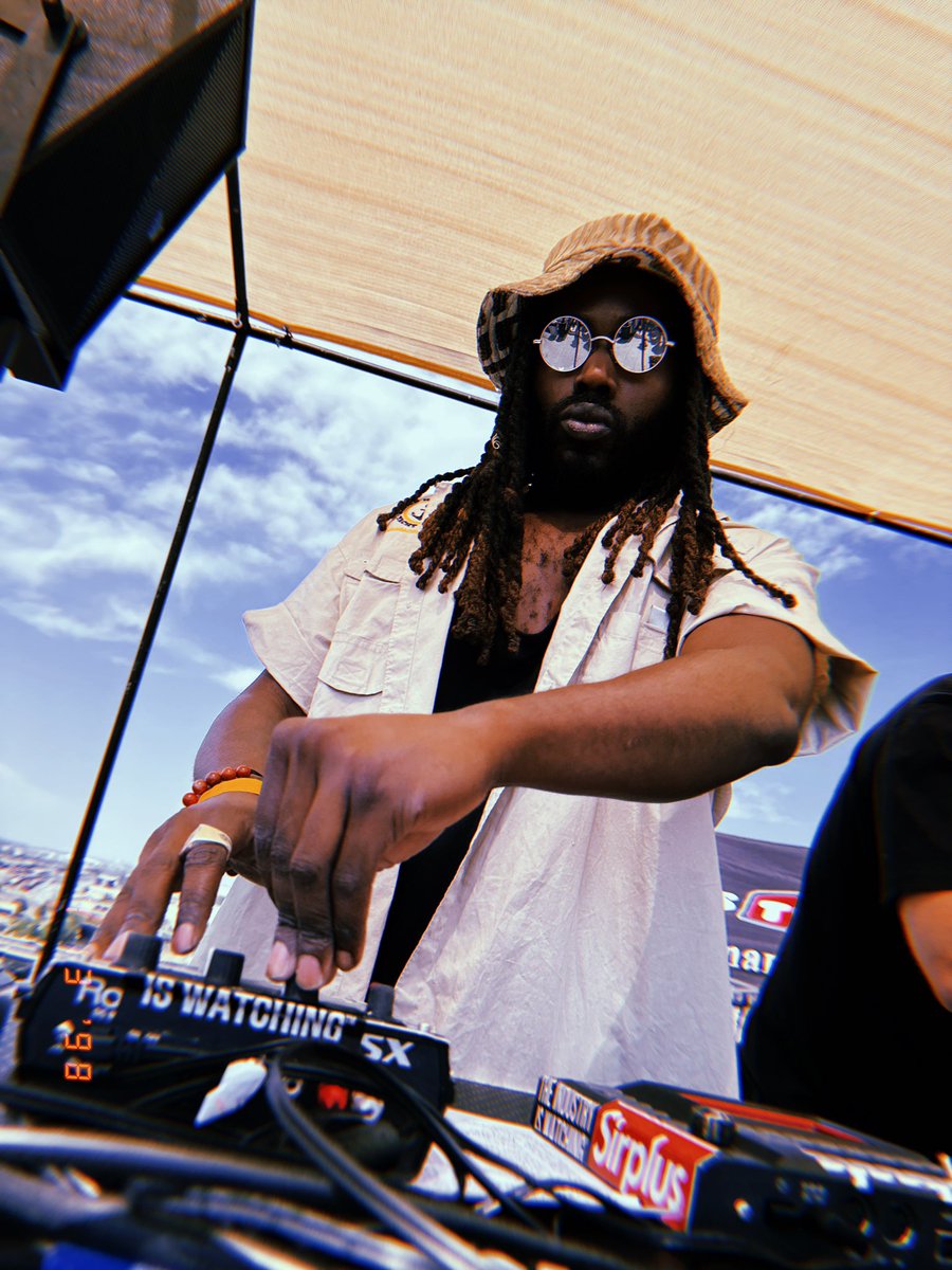 Nothing_Neue's tweet photo. Denver you were beautiful ❤️🙏🏾

Big shout out to @l8nightradio @GurtyBeats and Frankly Dope! We packed the place with 700+ people in 100 degree weather! 

It was so hot my gear was burning up when I walked off stage and my water was basically tea. 

Be back soon hopefully❤️🔊 https://t.co/wOZEAczxKG