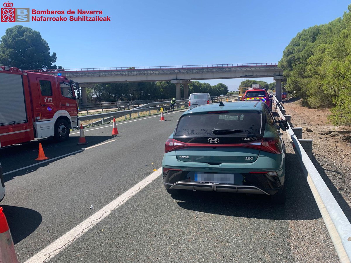 bomberos_na's tweet image. Intervenimos la mañana del #domingo en un accidente vial en la AP-15 (#Castejón) con dos personas trasladadas al Hospital Reina Sofía de #Tudela 

#ParqueTudela
#ASVB
@policiaforal_na 
@NavarraGC