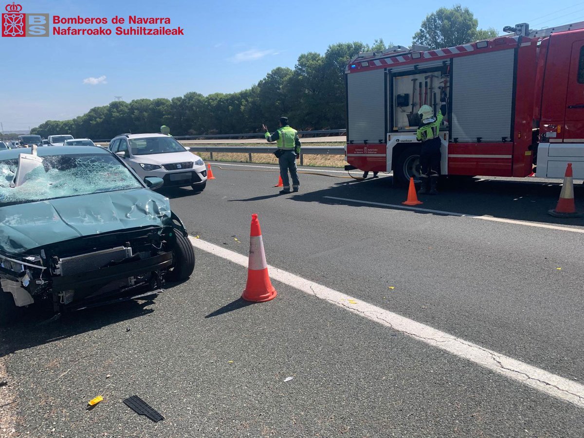 bomberos_na's tweet image. Intervenimos la mañana del #domingo en un accidente vial en la AP-15 (#Castejón) con dos personas trasladadas al Hospital Reina Sofía de #Tudela 

#ParqueTudela
#ASVB
@policiaforal_na 
@NavarraGC