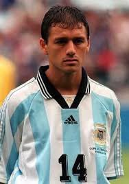 HistoriaOlimpo's tweet photo. Por último #NelsonVivas #JoseBasanta #LechugaRoa y #ArielGarce jugaron en el aurinegro y en la selección argentina, #EnzoTrossero y #RubenPagnanini dirigieron a Olimpo y jugaron en la selección y #RobertoSaporiti fue DT en Olimpo y en la selección 🇦🇷 https://t.co/2lwru4Ii1X