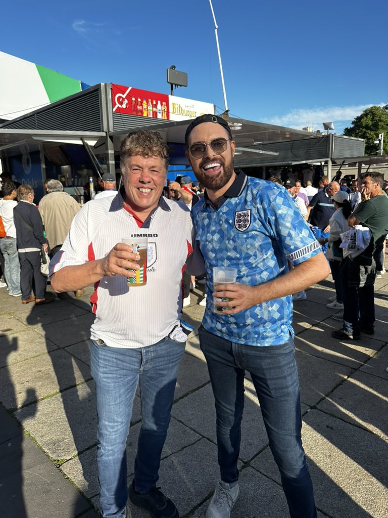 R Y L A N tweet media