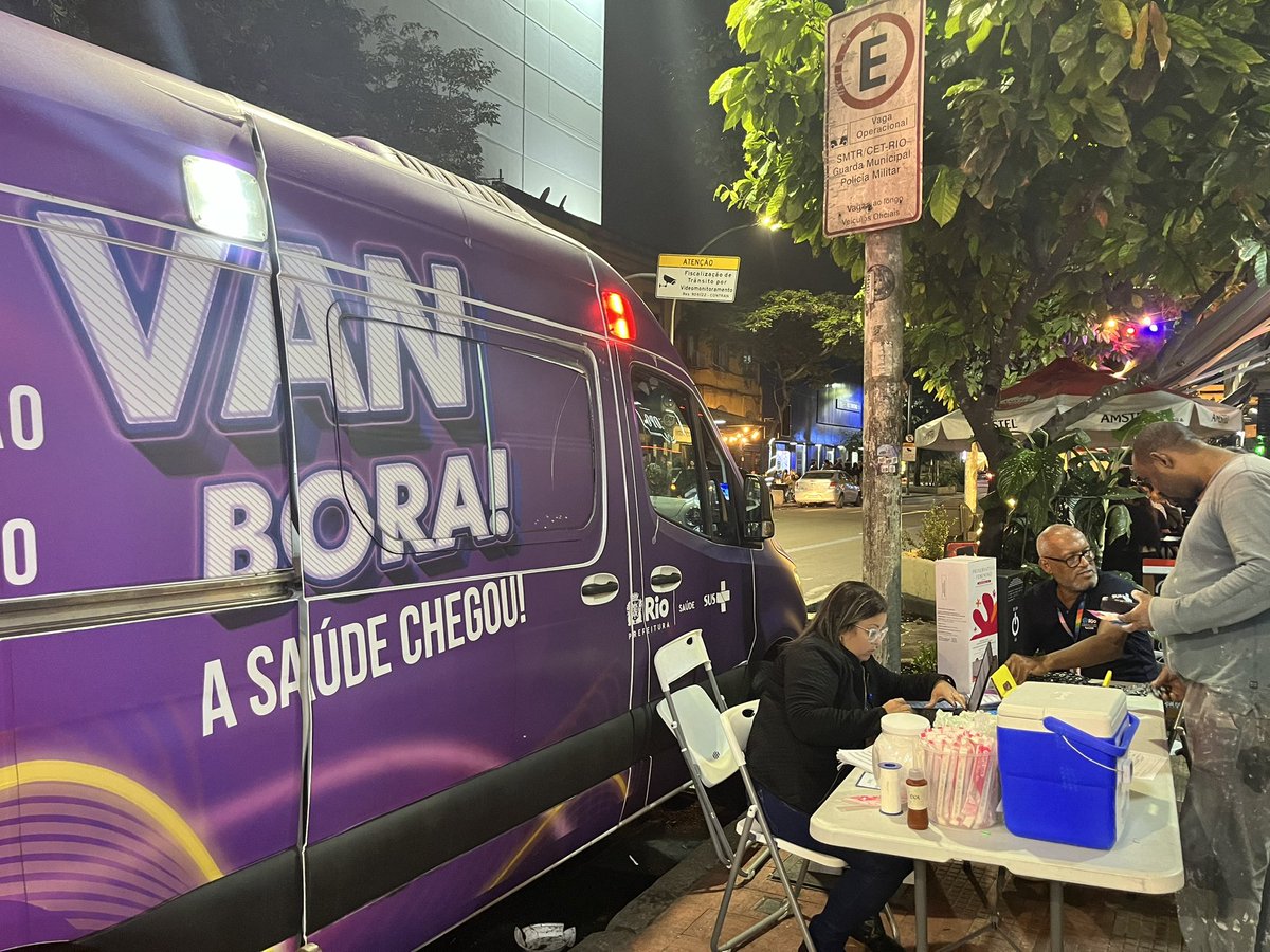 solmonteirobr's tweet photo. Parabéns, @VanBora_SMSRio! Levando vacinas e testes rápidos - entre eles, HIV, sífilis e hepatite - onde a galera está: curtindo a noite carioca! https://t.co/zv01XEBUsi