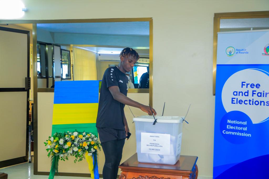 aprfcofficial's tweet image. Bamwe mu bakinnyi batoye ku nshuro ya mbere. Byari ibyishimo kuri bo! 

#APRFC #Amatora