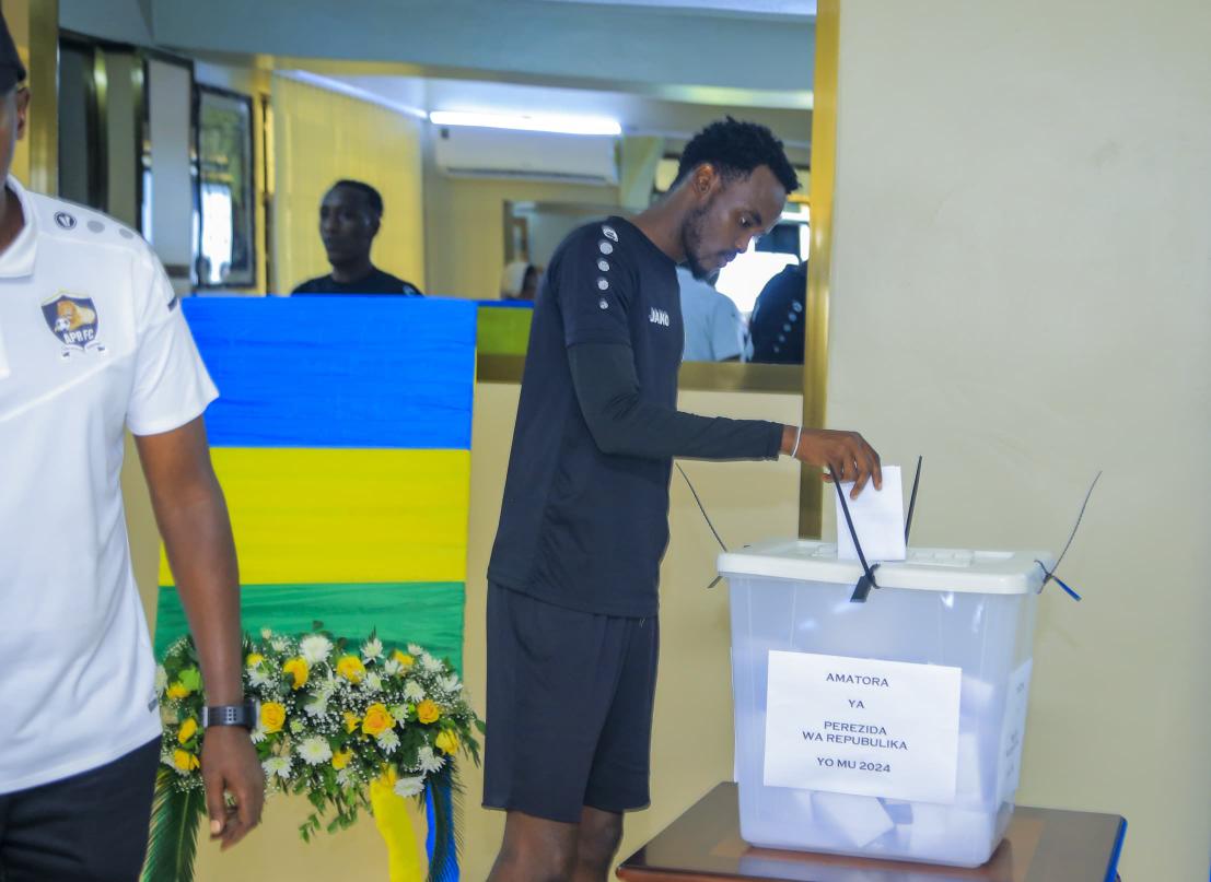 aprfcofficial's tweet image. Bamwe mu bakinnyi batoye ku nshuro ya mbere. Byari ibyishimo kuri bo! 

#APRFC #Amatora