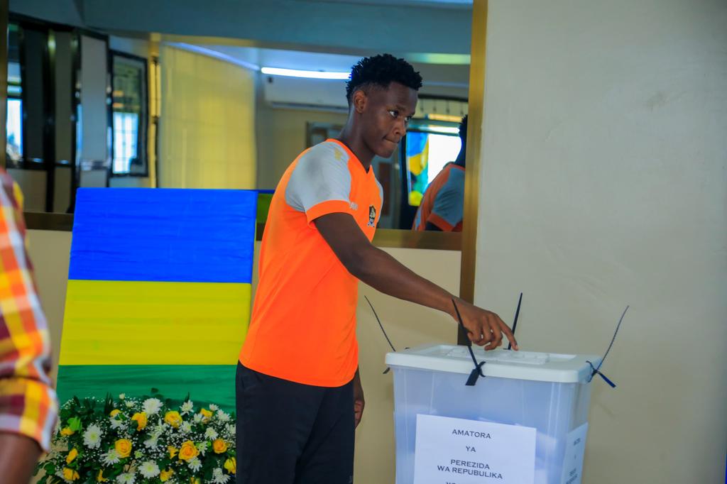 aprfcofficial's tweet image. Bamwe mu bakinnyi batoye ku nshuro ya mbere. Byari ibyishimo kuri bo! 

#APRFC #Amatora