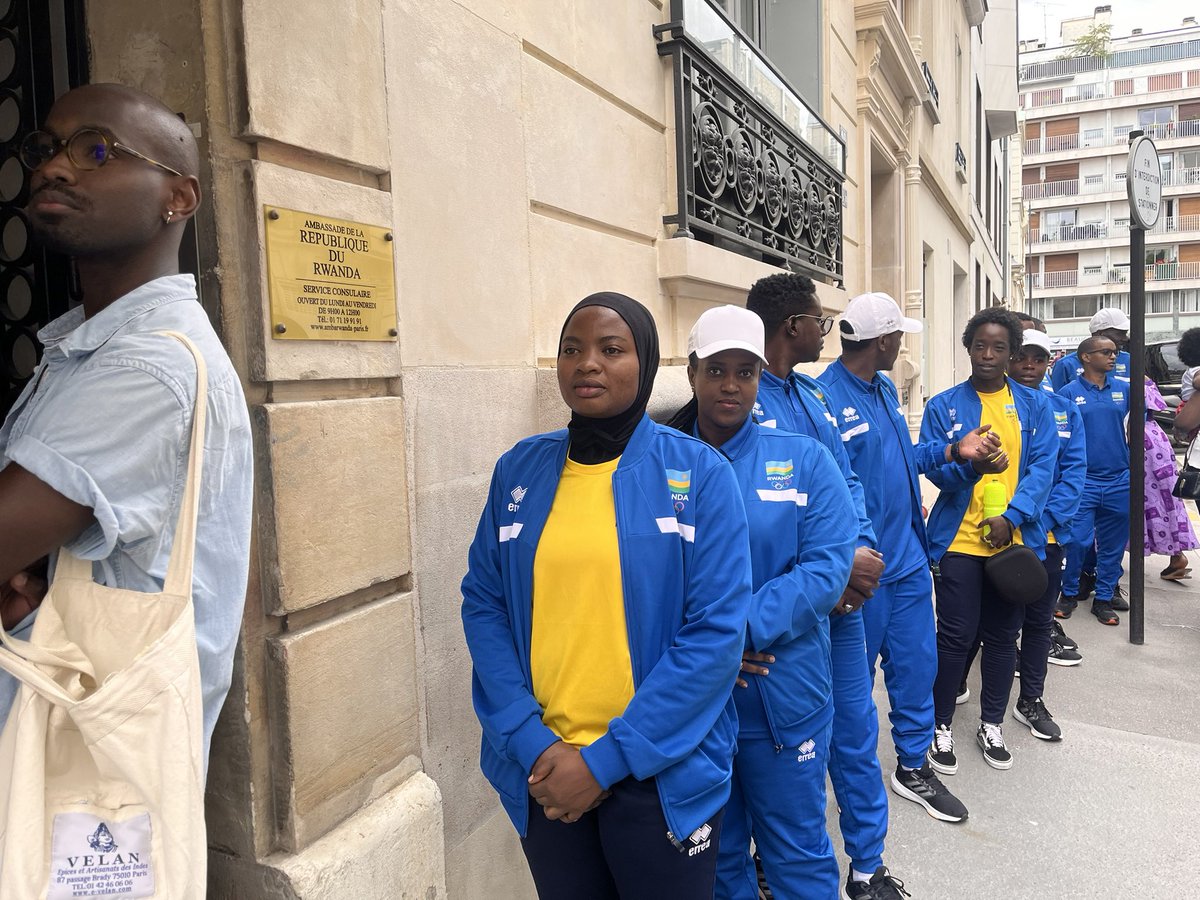 RwandainFrance's tweet photo. L’Amb. @FNimfura, l’Amb. @NyaruhiriraD ainsi que les athlètes participant aux #JeuxOlympiques2024 sous les couleurs du 🇷🇼 ont également voté à Paris 🗳️
#Dutore! https://t.co/NzVbhEtQU4